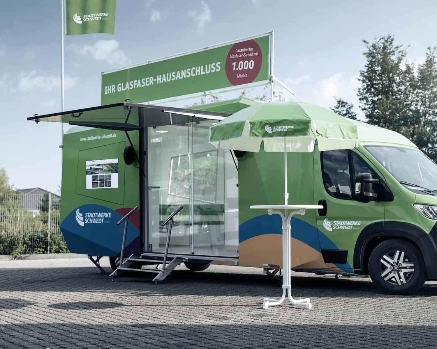 b2c-infomobil-roadshow-vehicle
