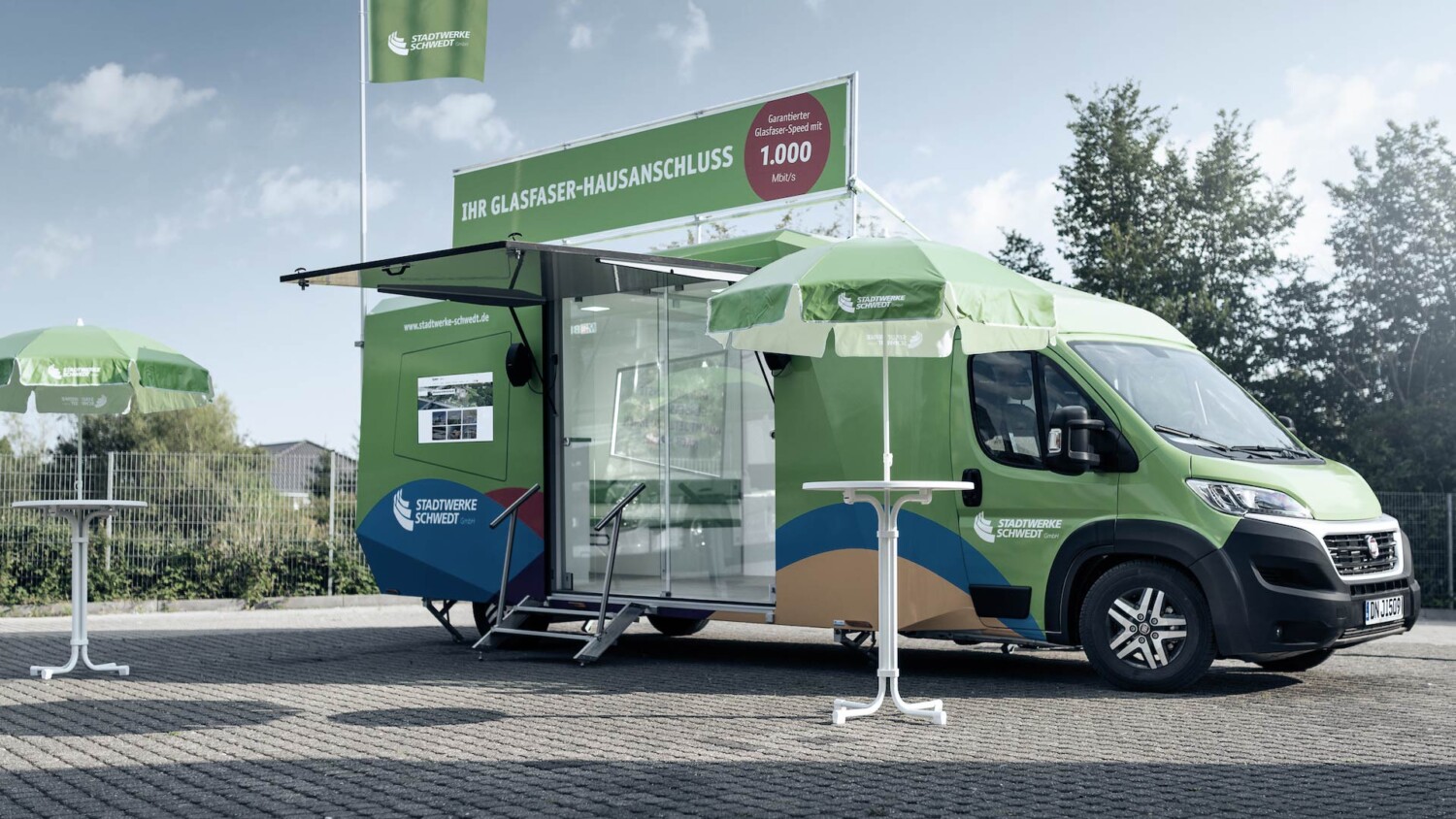 b2c-infomobil-roadshow-vehicle